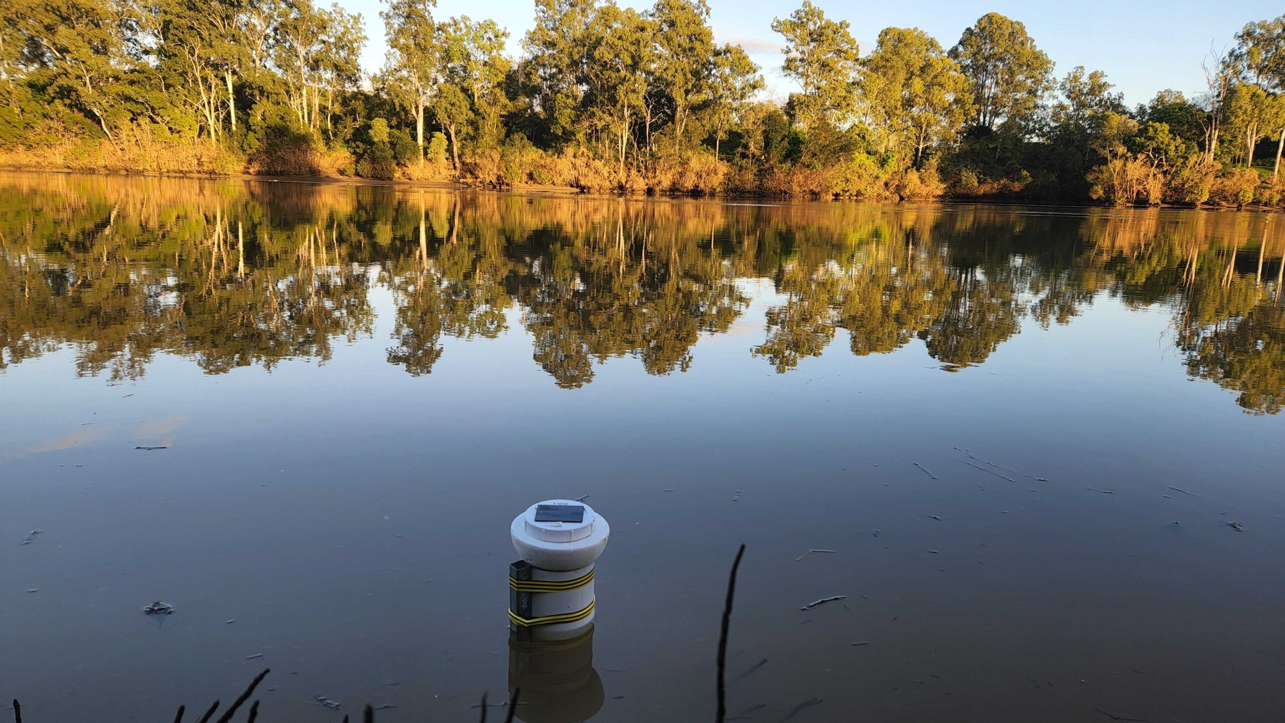 Drifting turbidity tracker water quality sensor.